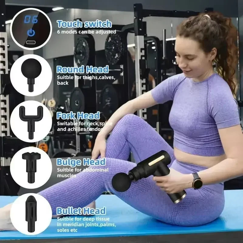 Femme utilisant un pistolet de massage dans un gymnase avec les caractéristiques du produit affichées.